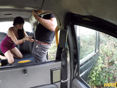 Сиськастая мексиканская девушка на обочине ебётся с водителем такси