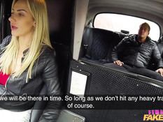 Сисястая девка водитель такси ебётся с пассажиром на заднем сиденье