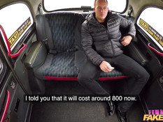 Сисястая девка водитель такси ебётся с пассажиром на заднем сиденье