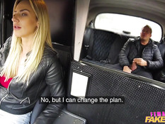 Сисястая девка водитель такси ебётся с пассажиром на заднем сиденье