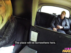 Сисястая девка водитель такси ебётся с пассажиром на заднем сиденье