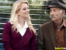 Лысый парень отодрал молодую блондинку прямо на автобусной остановке