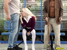 Лысый парень отодрал молодую блондинку прямо на автобусной остановке