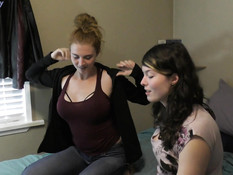 Брюнетка сосёт набухшие соски у блондинки и высасывает грудное молоко