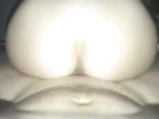 Сексуальная девка с косичками трахается с новым приятелем на кровати