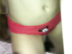 Сексуальная девка с косичками трахается с новым приятелем на кровати