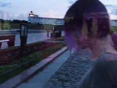 Бесстыжая русская соска делает парню минет прямо в общественном парке