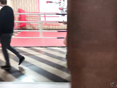 Отымел худую русскую тёлку в публичном месте и забрызгал попу спермой