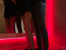 Отымел худую русскую тёлку в публичном месте и забрызгал попу спермой