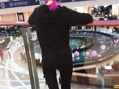 Бесстыжая русская тёлка привела парня в туалет в магазине и отсосала