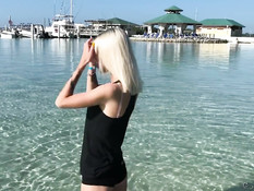 Юная русская блондинка заходит в номер и ебётся с парнем на кровати