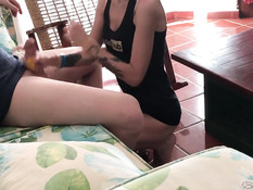 Юная русская блондинка заходит в номер и ебётся с парнем на кровати