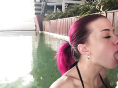 Тощая русская девка с розовыми волосами и тату сосёт член в бассейне
