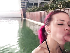 Тощая русская девка с розовыми волосами и тату сосёт член в бассейне