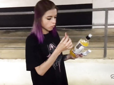 Гламурная русская девица отсасывает хуй на парковке и глотает сперму