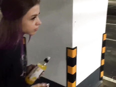 Гламурная русская девица отсасывает хуй на парковке и глотает сперму