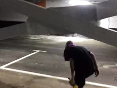 Гламурная русская девица отсасывает хуй на парковке и глотает сперму