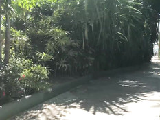 Светловолосая русская подруга отсасывает член на тропическом курорте