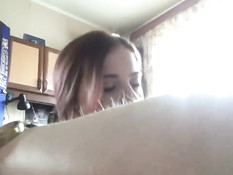 Соблазнительная русская тёлка с розовыми волосами жадно сосала член