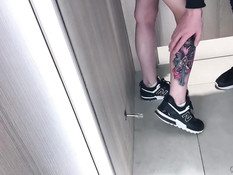 Молодая русская блондиночка в очках высасывает сперму в примерочной