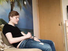 Очкастая русская девчонка сделала минет и дала отыметь себя в попу