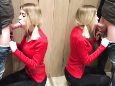 Очкастая русская блондинка отсасывает член в примерочной магазина