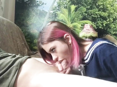 Паренёк разбудил русскую девку с розовыми волосами и оттрахал в рот