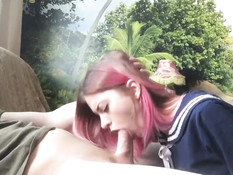 Паренёк разбудил русскую девку с розовыми волосами и оттрахал в рот