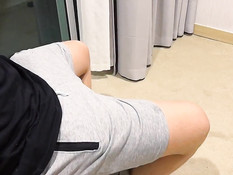 Худая русская блондинка с тату стянула с парня шорты и отсосала член