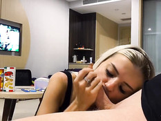 Худая русская блондинка с тату стянула с парня шорты и отсосала член