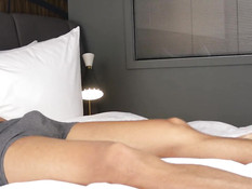 Сделала минет сонному приятелю и уселась сверху на его твёрдый пенис