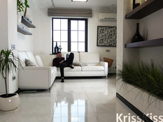 Полуголая рыжая девка подошла к парню и стала жадно отсасывать член