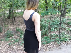 Девка сняла чёрные трусики в городском парке и дала отлизать киску