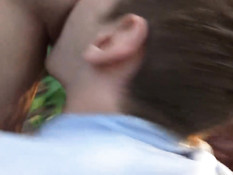 Девка сняла чёрные трусики в городском парке и дала отлизать киску