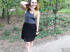 Девка сняла чёрные трусики в городском парке и дала отлизать киску