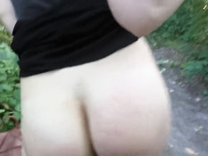 Девка сняла чёрные трусики в городском парке и дала отлизать киску