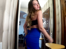 Светловолосая русская девка танцует стриптиз и трахает себя фаллосом