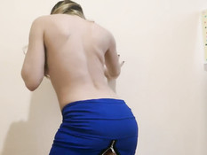 Сексуальная русская девчонка со светлыми волосами танцует стриптиз