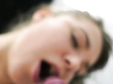 Ненасытная русская девка ебётся с парнем и получает сперму на попку