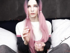 Игривая девчонка с розовыми волосами делает фистинг и теребит клитор