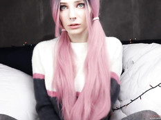 Игривая девчонка с розовыми волосами делает фистинг и теребит клитор