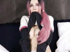 Игривая девчонка с розовыми волосами делает фистинг и теребит клитор