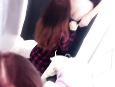 Рыжая русская тёлочка с тату отсасывает у парня член в примерочной