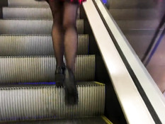 Рыжая русская тёлочка с тату отсасывает у парня член в примерочной