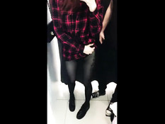 Рыжая русская тёлочка с тату отсасывает у парня член в примерочной