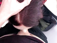 Рыжая русская тёлочка с тату отсасывает у парня член в примерочной