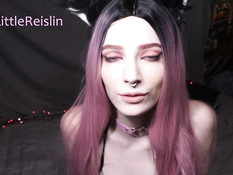 Горячая русская красотка с розовыми волосами оттрахала себя фаллосом