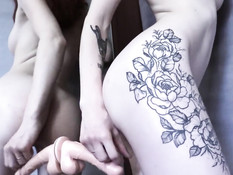 Худенькая рыжая девушка с татуированным телом насаживается на фаллос