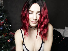 Голубоглазая девчонка с красными волосами мастурбирует вибратором