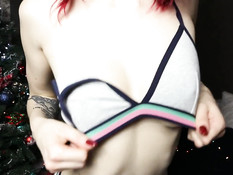 Голубоглазая девчонка с красными волосами мастурбирует вибратором